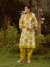 Floral Printed Cotton Blend Kurta With Pants