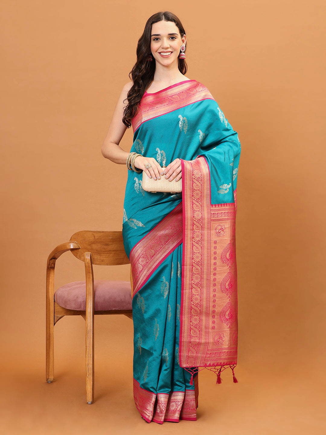 Zari Border Booti Woven Handloom Saree