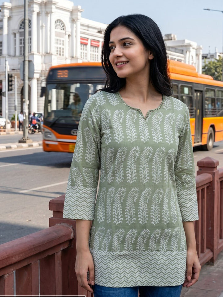 Green Embroidered Cotton Blend Straight Round Neck Suit Set
