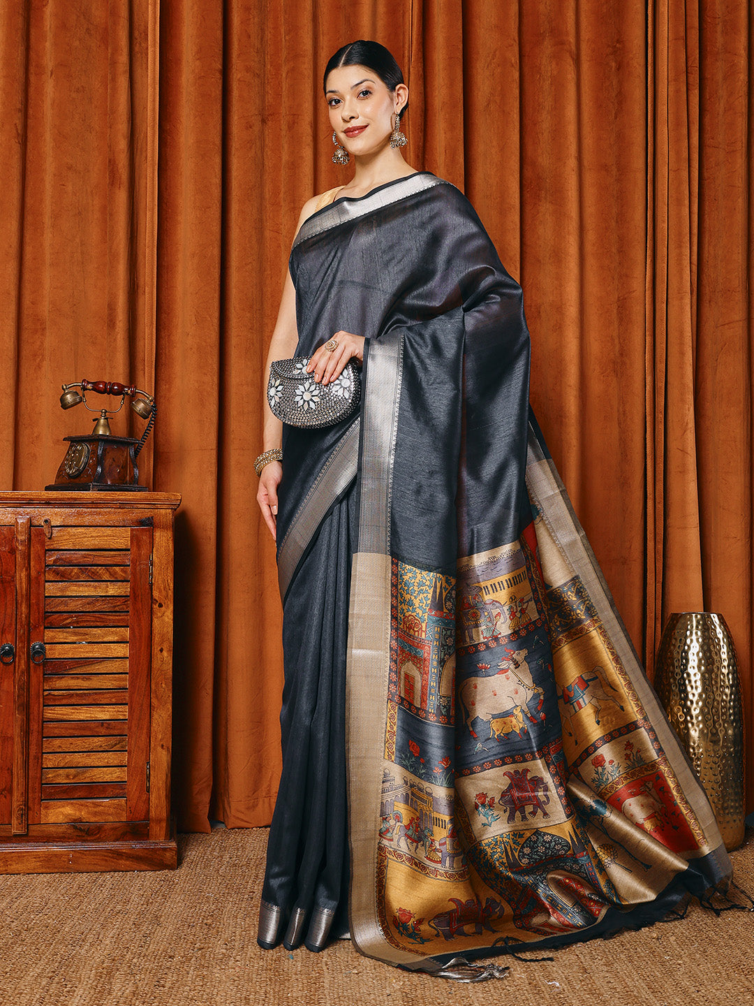 Plain Art slik Saree