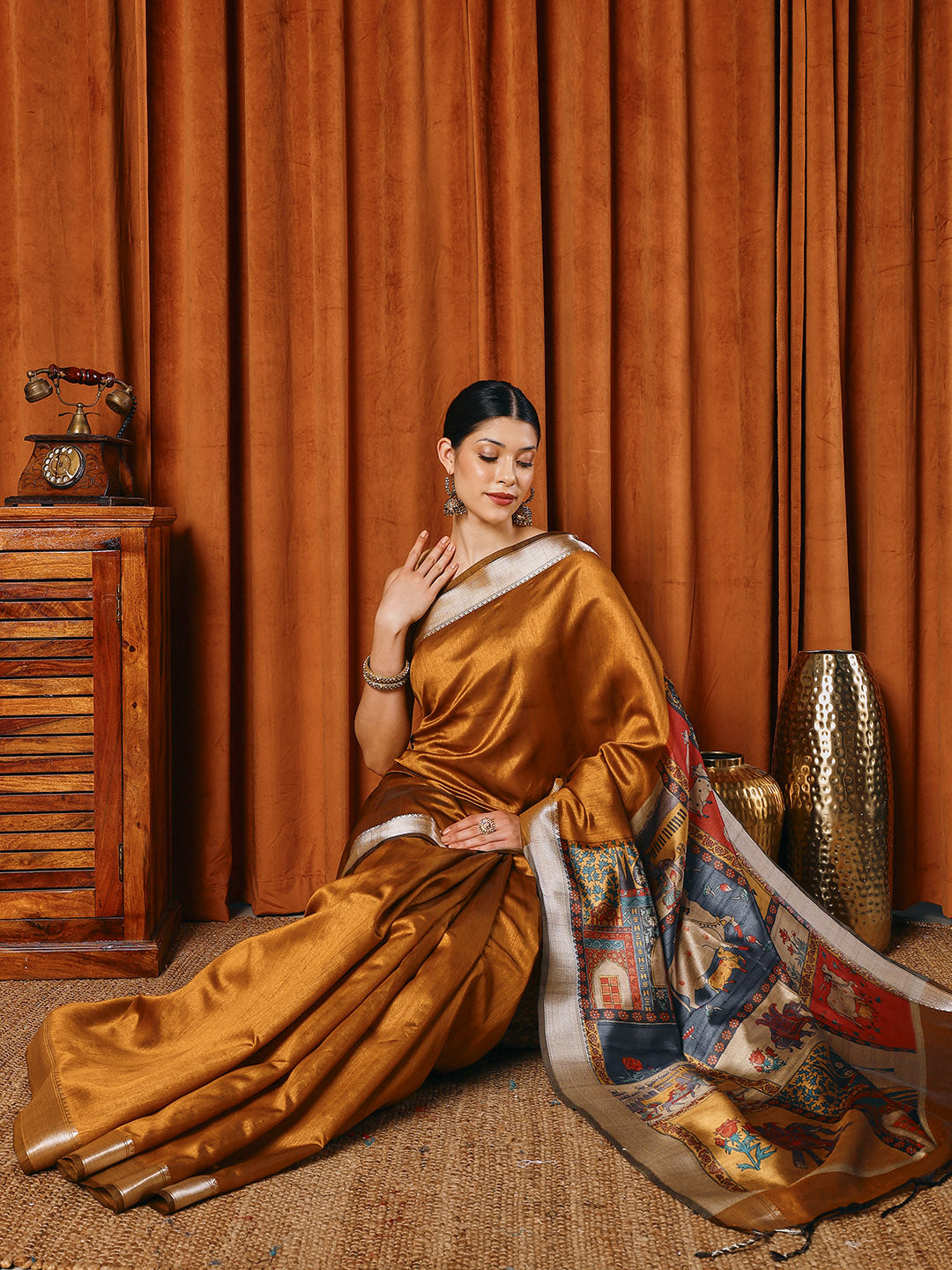 Plain Art slik Saree