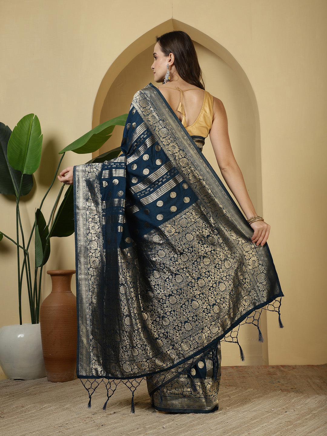 Zaari Jaal Crepe Saree