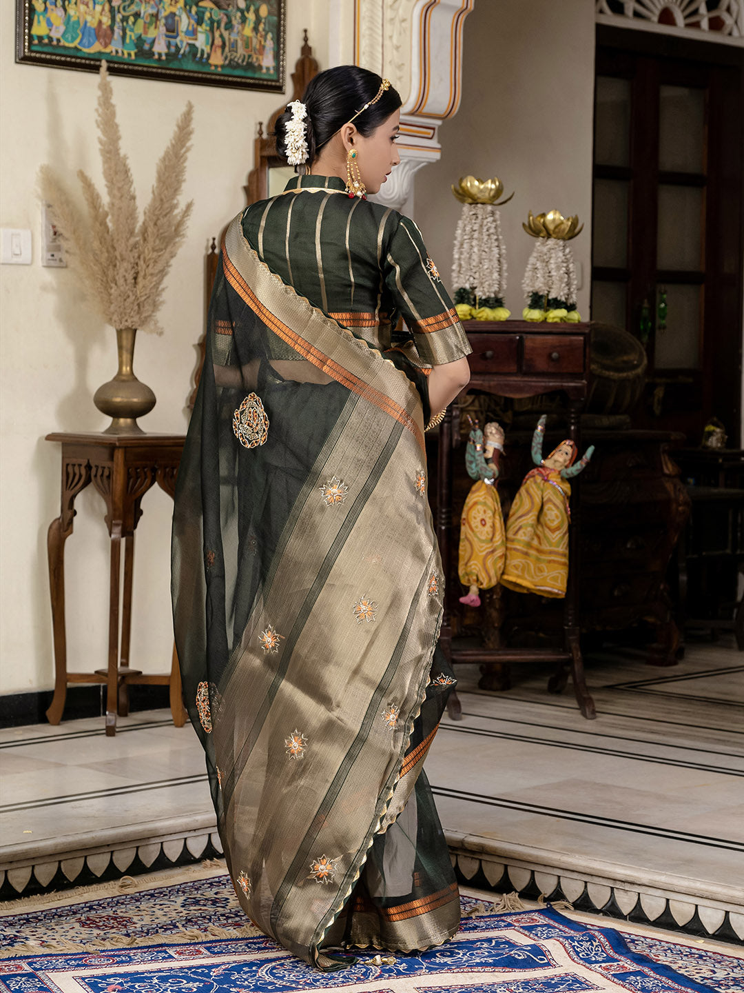 Zari Ethnic Motifs Woven Linen Saree