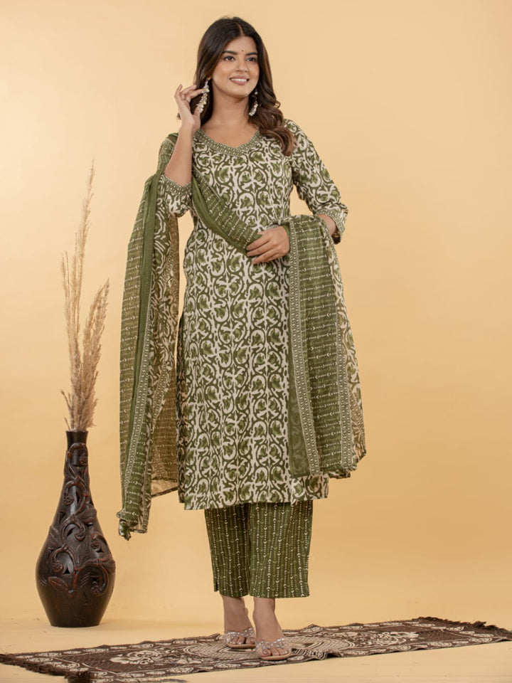 Green Embroidered Cotton Blend Straight Suit Set With Dupatta