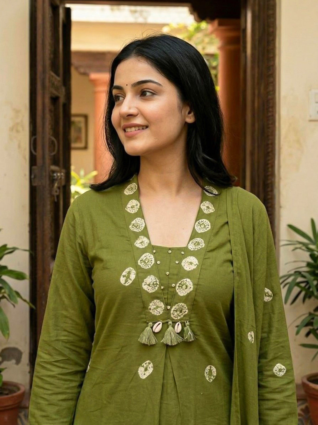 Green Embroidered Cotton Blend Straight Suit Set With Dupatta