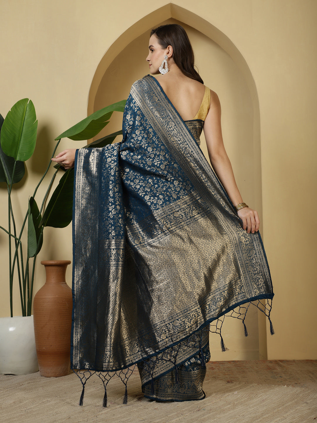 Zaari Jaal Crepe Saree