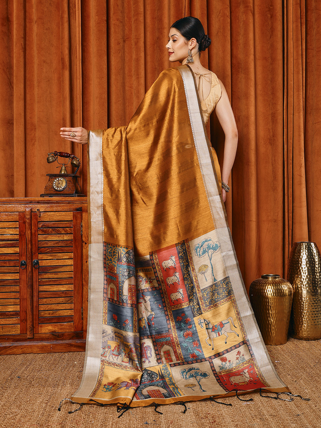 Plain Art slik Saree