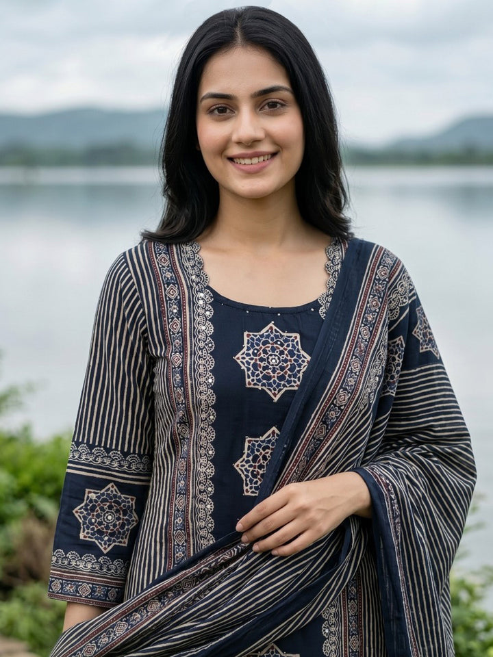 Blue Embroidered Cotton Blend Straight Round Neck Suit Set