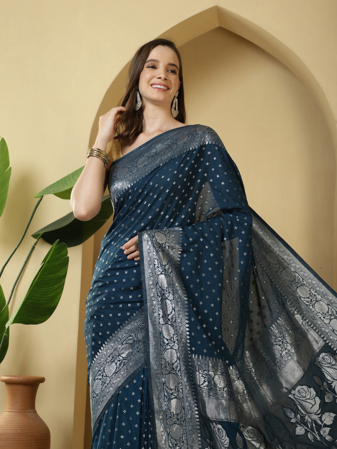 Zaari Jaal Crepe Saree