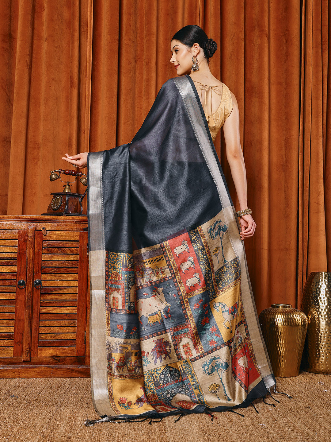 Plain Art slik Saree