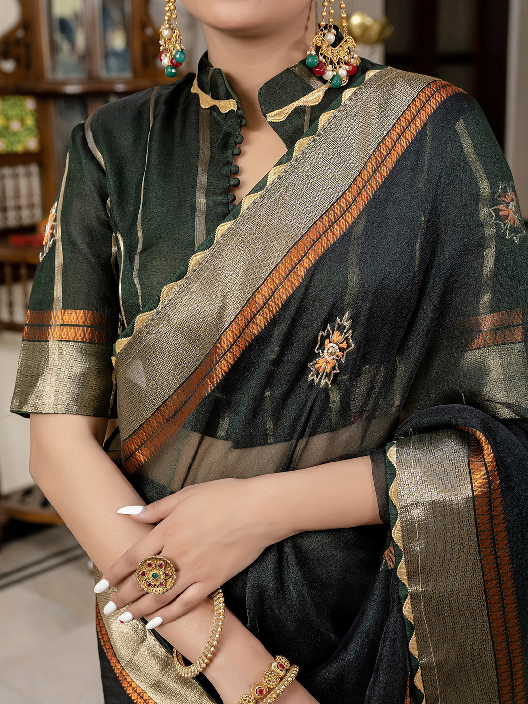 Zari Ethnic Motifs Woven Linen Saree
