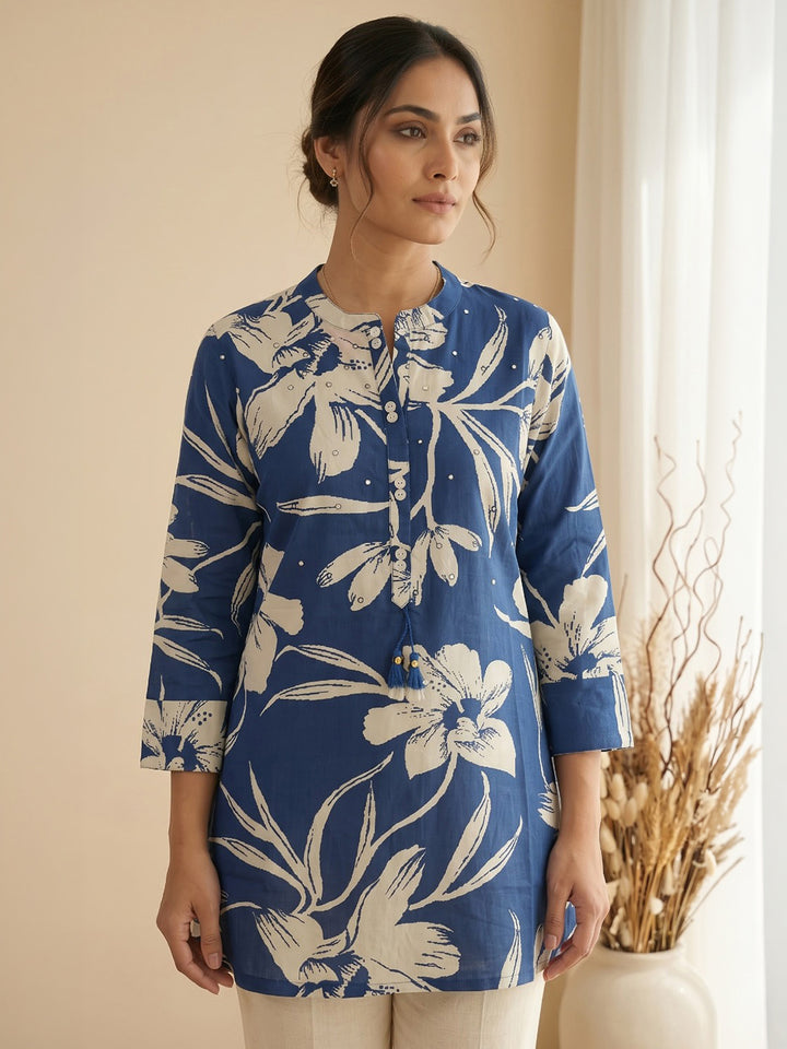 Blue Cotton Blend V Neck Embroidered Kurta