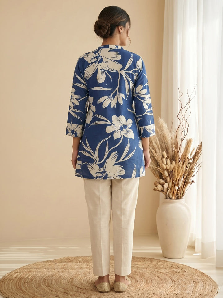 Blue Cotton Blend V Neck Embroidered Kurta