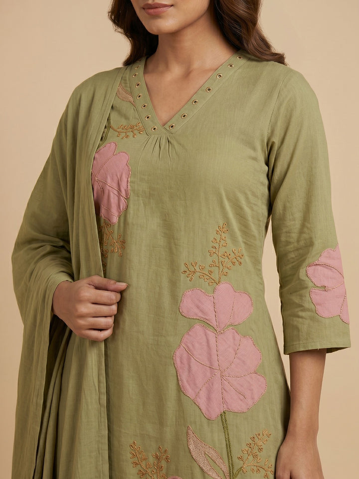 Green Embroidered Cotton Blend Straight Round Neck Suit Set