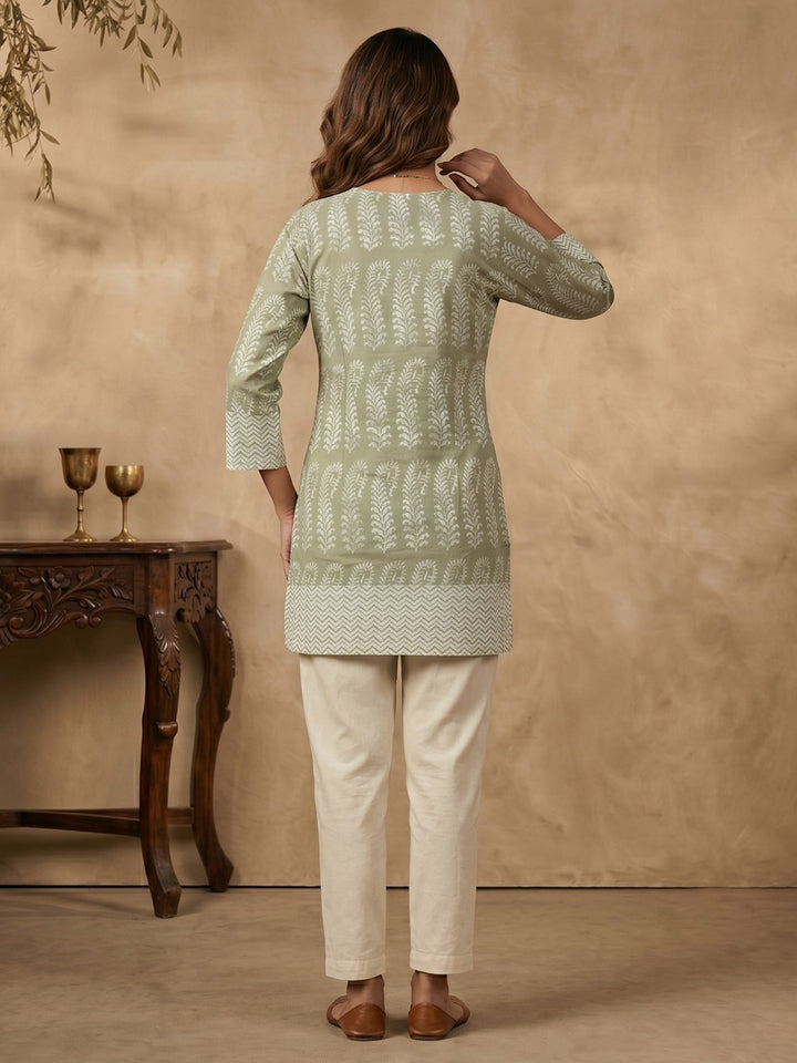 Green Cotton Blend Round Neck Embroidered Kurta