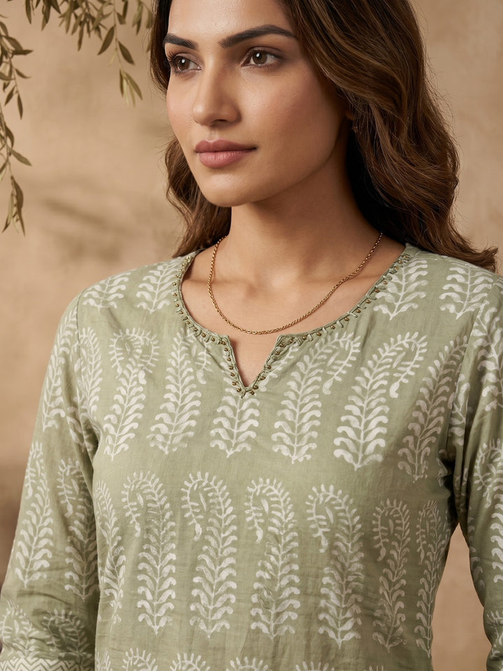 Green Cotton Blend Round Neck Embroidered Kurta