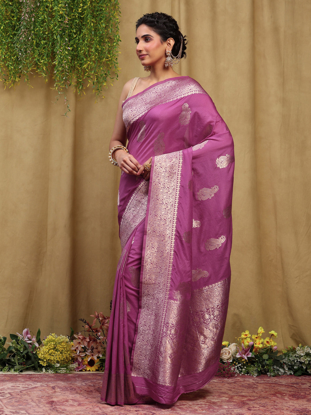 Zari Border Booti Handloom Woven Saree