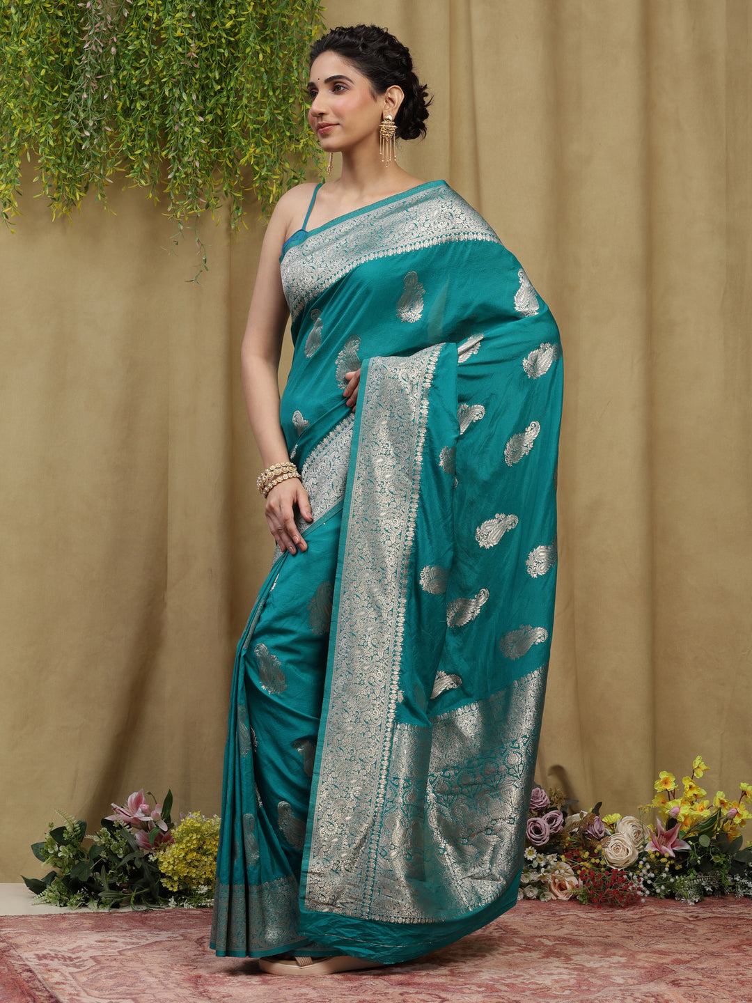 Zari Border Booti Handloom Woven Saree