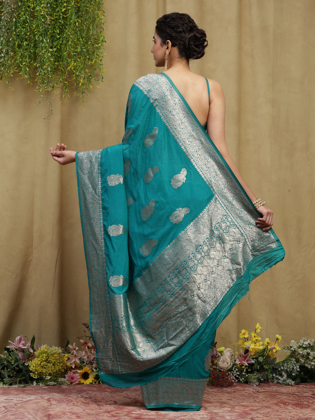 Zari Border Booti Handloom Woven Saree