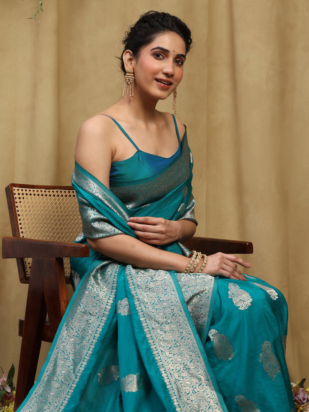 Zari Border Booti Handloom Woven Saree